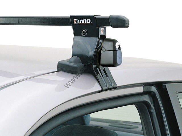 Автобагажник Inno для Toyota Ractis минивэн, 5 дверей, 05-10 гг. гладкая крыша